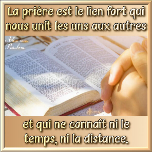 Une personne qui prie devant une Bible ouverte