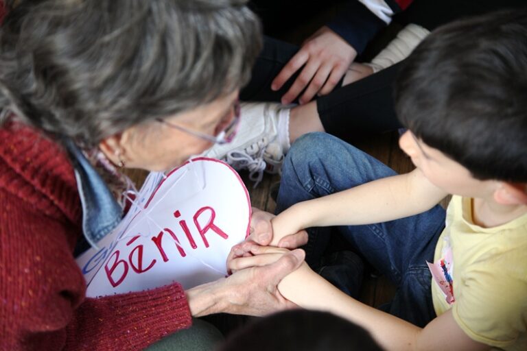 Linda prie pour un enfant