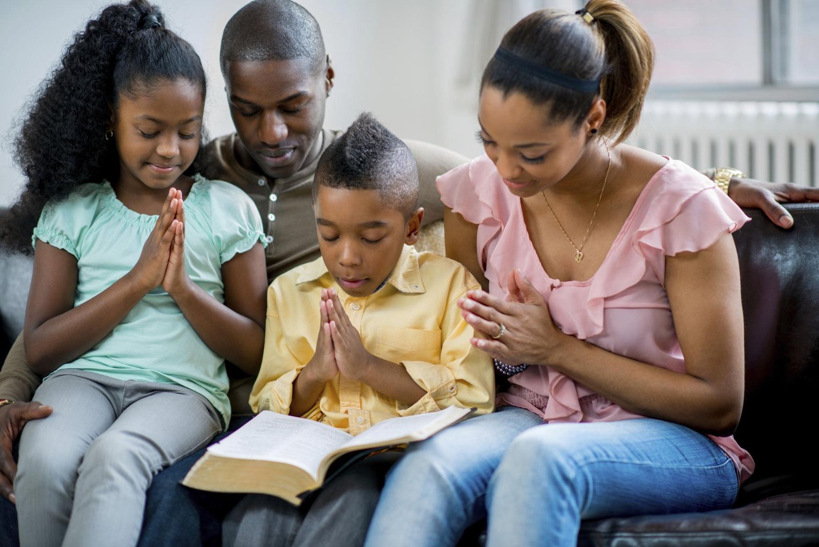 famille noire priant ensemble