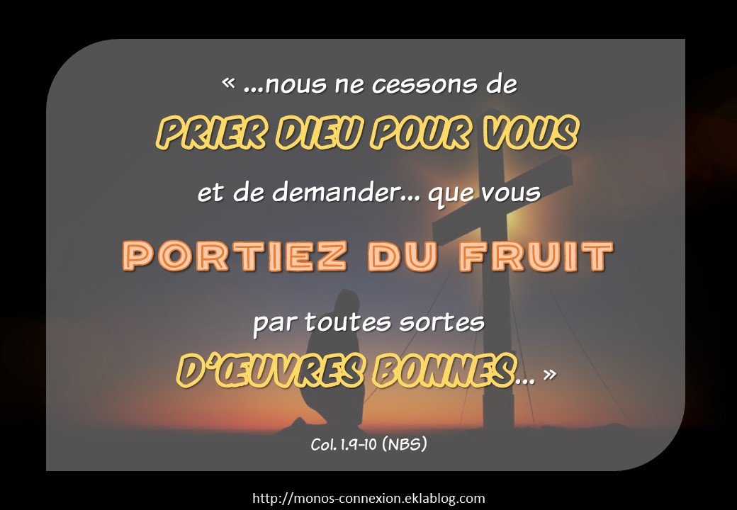Un homme priant à genoux devant une croix_Colossiens 1:9-10