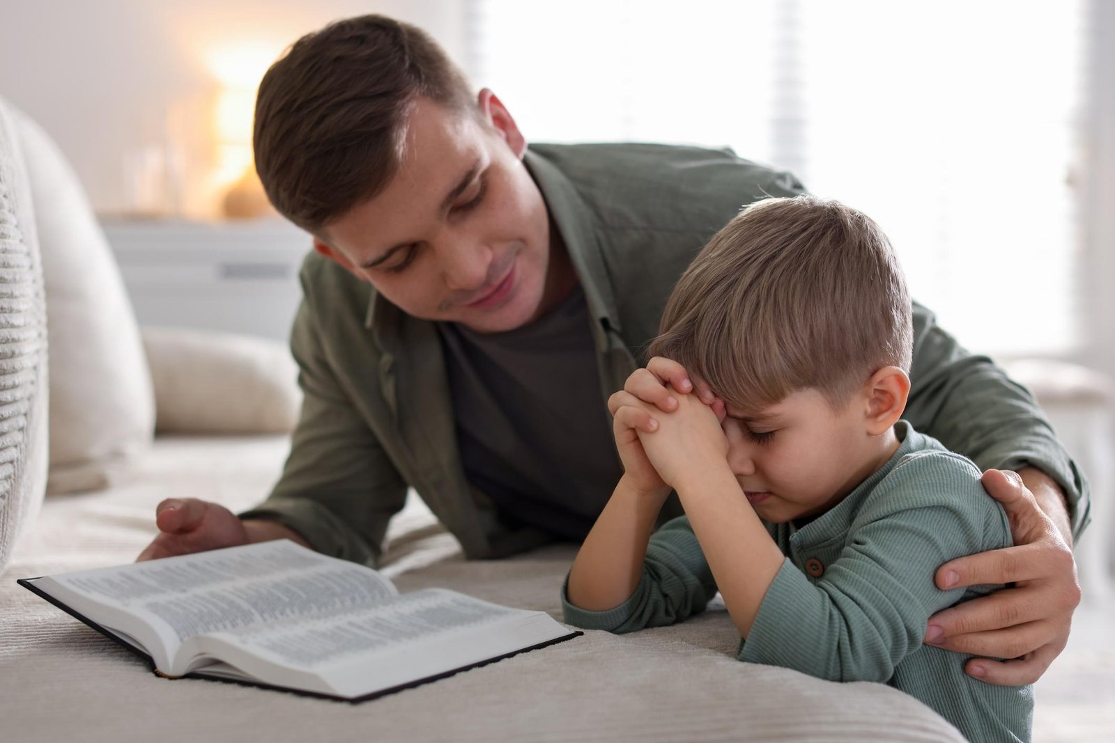 Père et fils priant la Parole ensemble